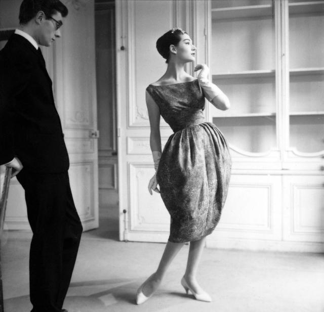 Pierre Cardin: 1954 - C’est le triomphe des « robes bulles » dans le monde entier. Il inaugure sa première boutique "Eve", 118, rue du Faubourg Saint-Honoré à Paris.