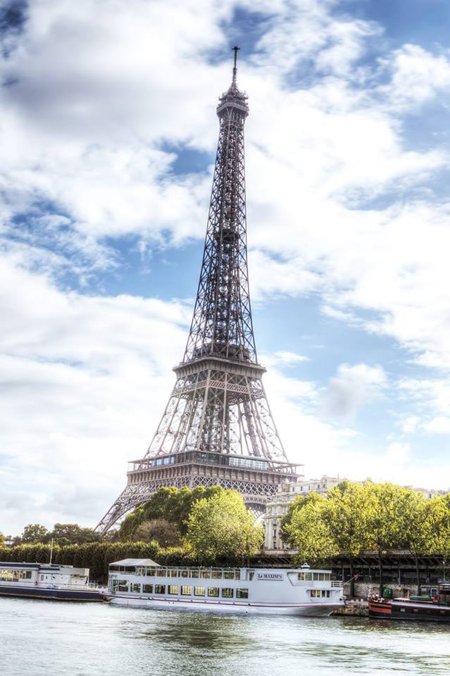 Pierre Cardin: 1998 - Il inaugure le bateau « Maxim’s sur Seine », amarré au pied de la Tour Eiffel.