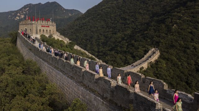 Défilé sur la Grande Muraille de Chine. A l’occasion du 40ème anniversaire de la présence de Pierre Cardin en Chine, un spectaculaire défilé était...