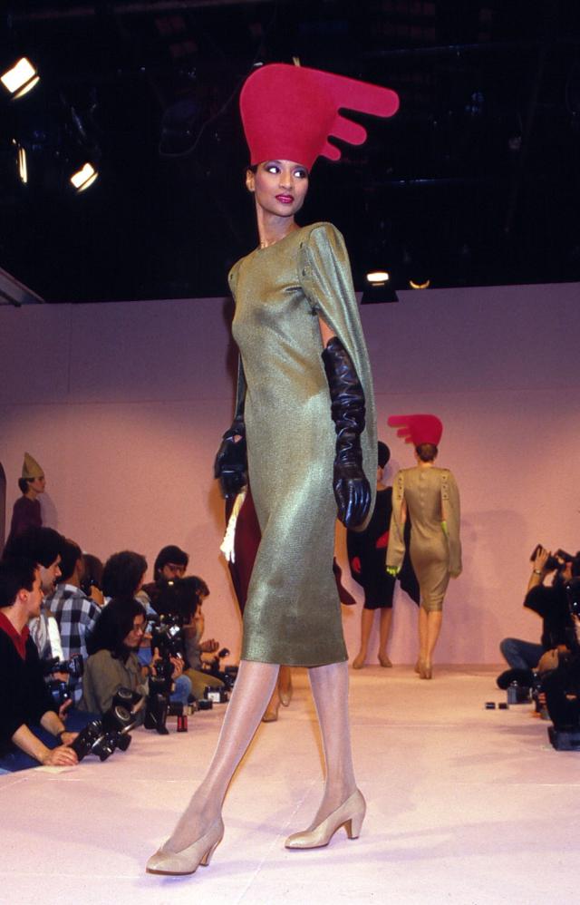 1986. Création Haute Couture Pierre Cardin 
Robe et chapeau - 1986