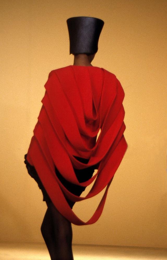 1992. Création Haute Couture Pierre Cardin 
Robe de soirée - 1992