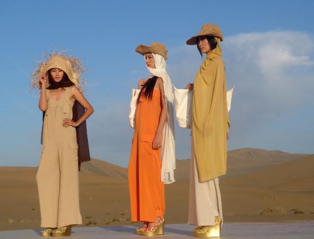 Défilé Printemps/été dans le désert de Gobi. Création Haute Couture - 2007