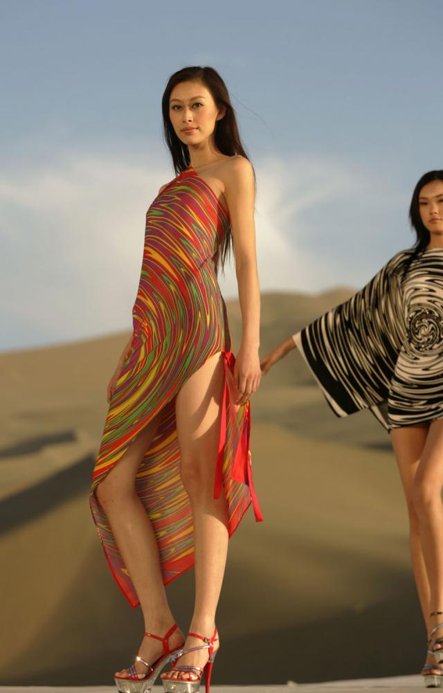 Défilé Printemps/été dans le désert de Gobi. Création Haute Couture - 2007