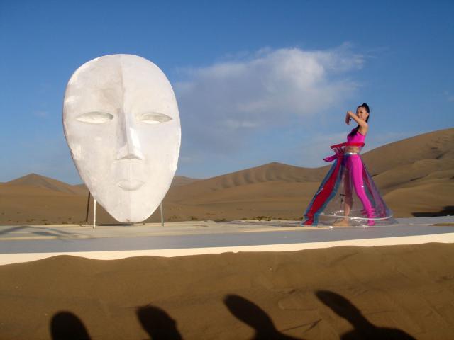 Défilé Printemps/été dans le désert de Gobi. Création Haute Couture Pierre Cardin - 2007