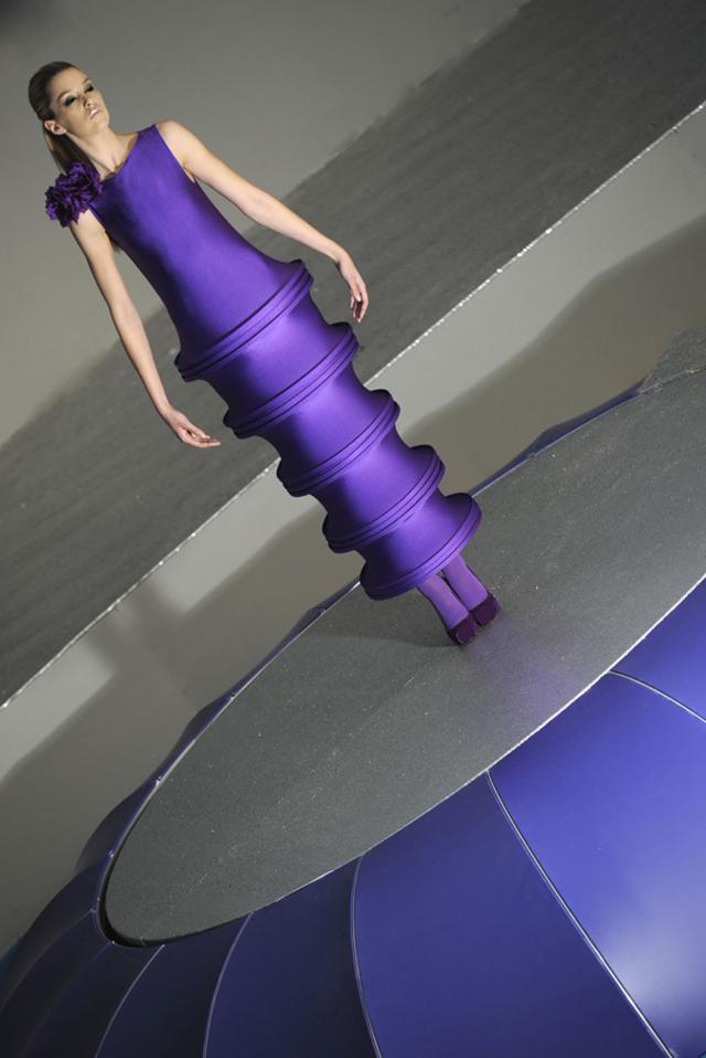 Défilé au Water Cube de Pékin. Création Haute Couture Pierre Cardin - 2012
