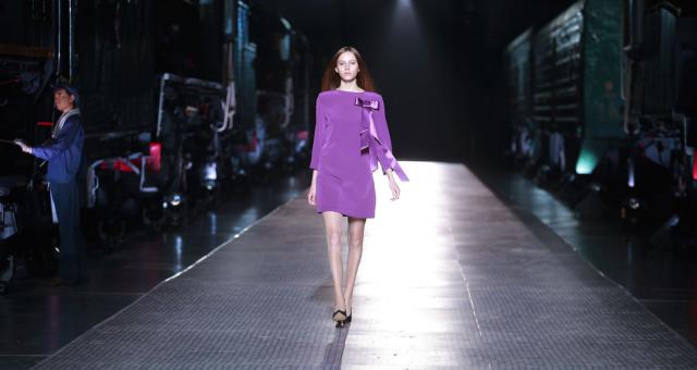 Défilé au Musée du Chemin de Fer de Pékin. Création Haute Couture Pierre Cardin - 2015