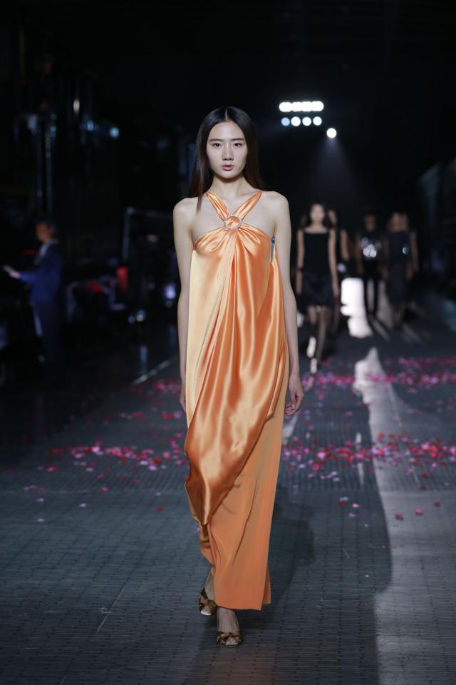 Défilé au Musée du Chemin de Fer de Pékin. Création Haute Couture Pierre Cardin - 2015