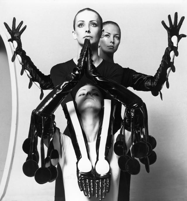 1970. Création Haute Couture Pierre Cardin 
Gants - 