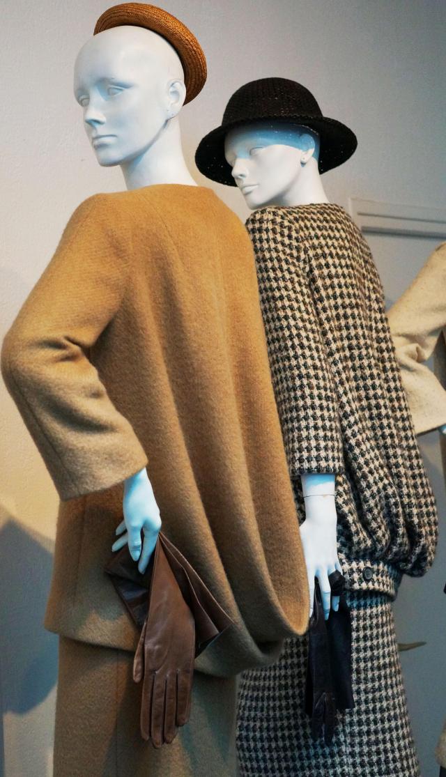 Le RDC. De 1950 à 1979
Parmi les différents modèles, vous découvrirez son premier manteau de 1951, lorsqu’il quitte la Maison Dior; le fameux manteau...