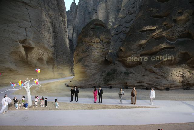 Collection Printemps-Eté 2017. Défilé Haute Couture Pierre Cardin dans le Yellow River Stone Forest en Chine - 2016