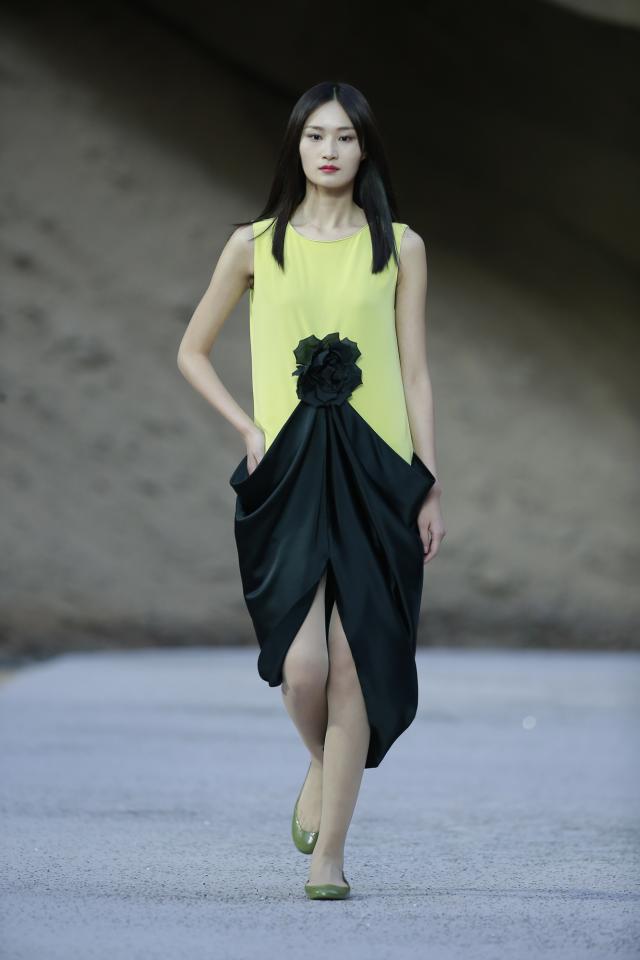 Collection Printemps-Eté 2017. Défilé Haute Couture Pierre Cardin dans le Yellow River Stone Forest en Chine - 2016