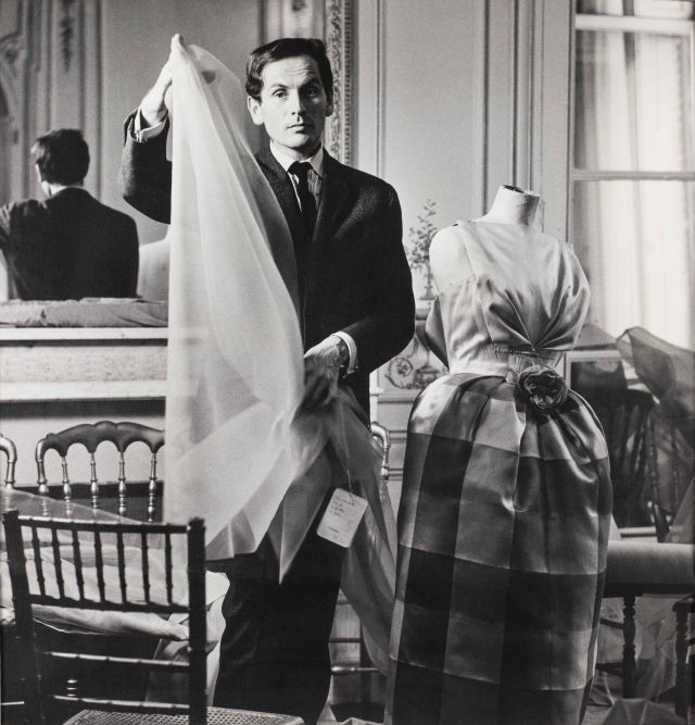 Pierre Cardin: 1945 - Il arrive à Paris et entre chez Paquin où il rencontre Jean Cocteau et Christian Bérard, il exécuta pour le film « La Belle et la Bête » de nombreux...