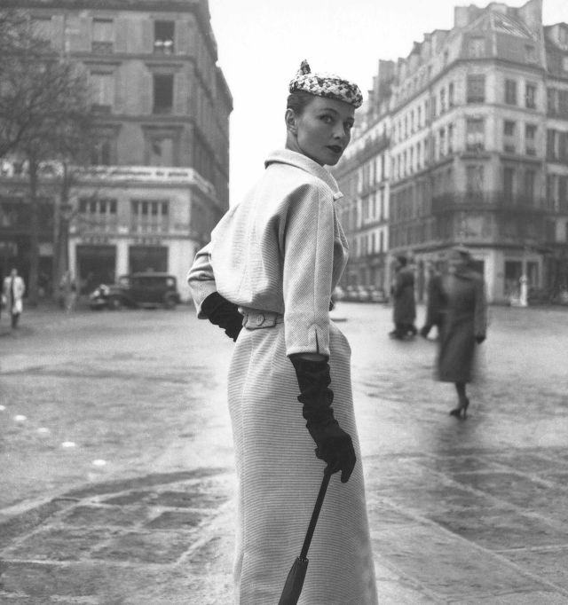 Pierre Cardin: 1946 - Pierre Cardin fait son entrée chez Dior, il sera le premiertailleur de la jeune maison de couture qui vient d’ouvrirau 30, Avenue Montaigne.