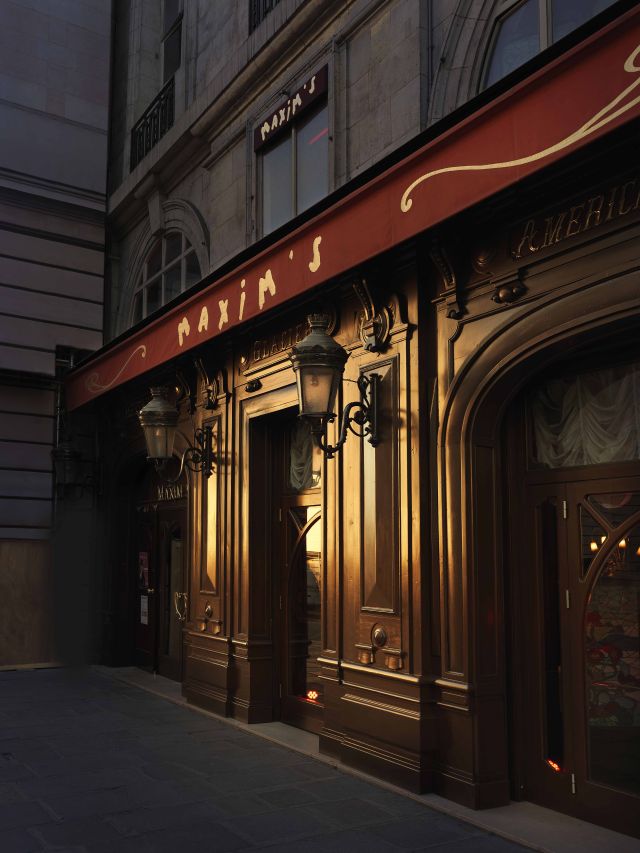 Pierre Cardin: 1981 - Le 4 Mai, Pierre Cardin devient propriétaire du célèbre restaurant Maxim's de Paris, situé au 3, rue Royale.Depuis 1977, il partage avec les Vaudable,...